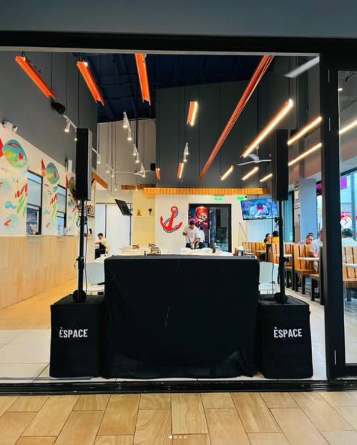 Montaje de bocinas Espace Producciones en T-LATE Coffee House & Bistro